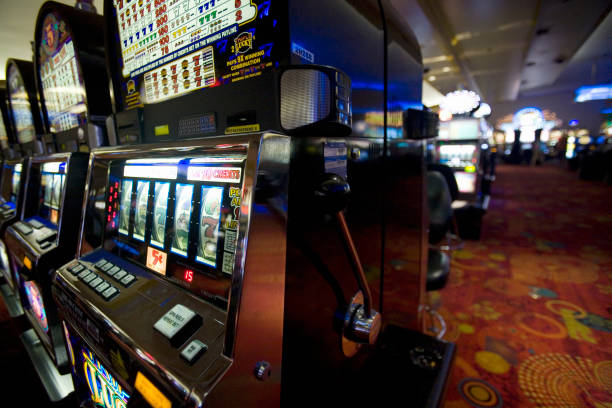 malbet Capsa Banting live dealer dealing five cards to players